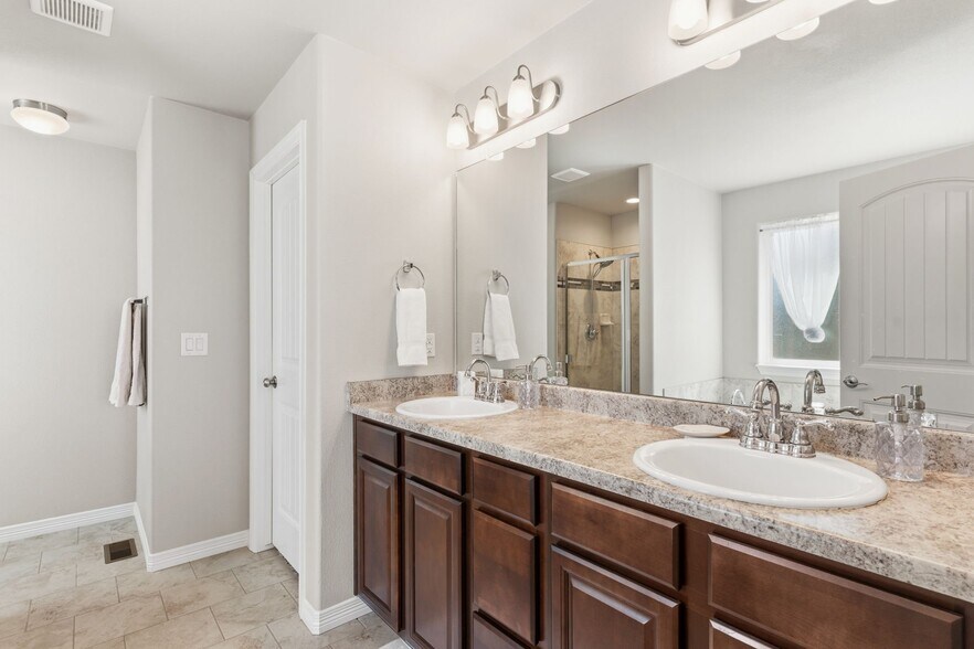 Building Photo - 10850 Matta Dr