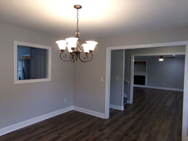 Building Photo - Beautiful Home in Indian Hills