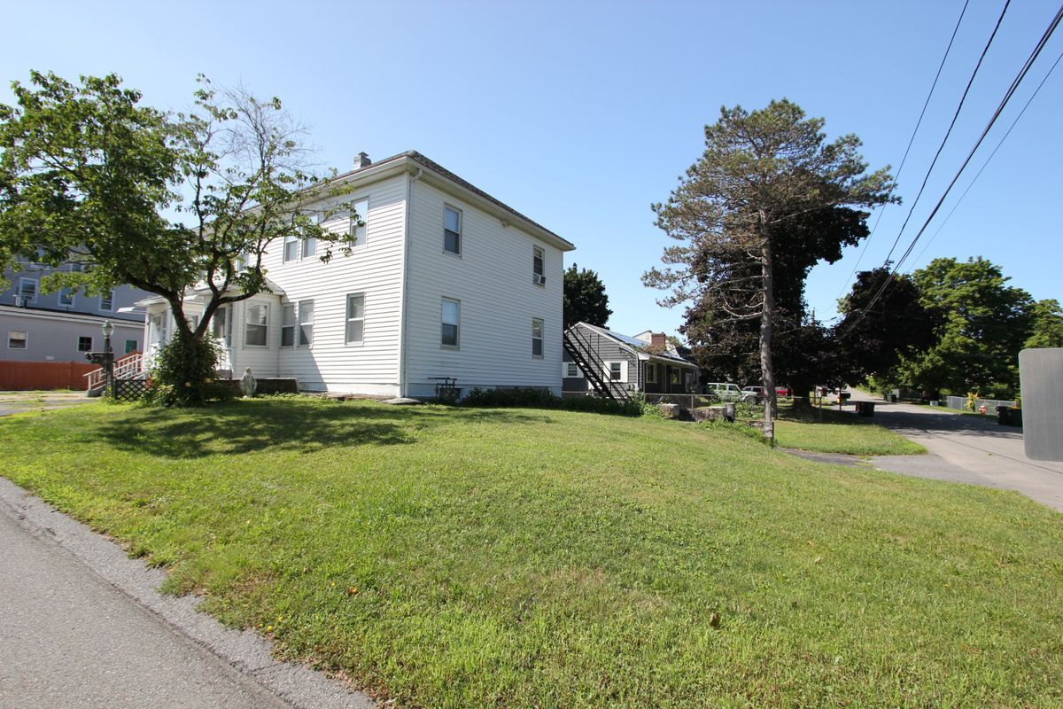 Building Photo - 23 Saxon St