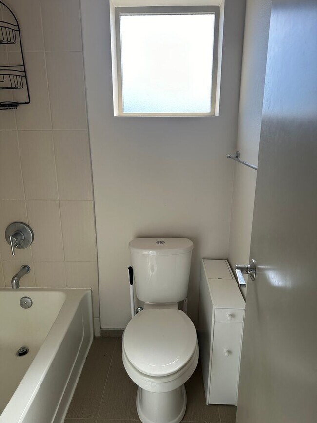 Building Photo - Location! Location! Modern 3 bed, 2.5 bath, Townhome near Greenlake!