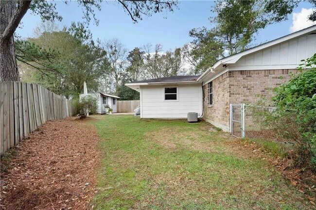 Building Photo - 2511 Club House Rd