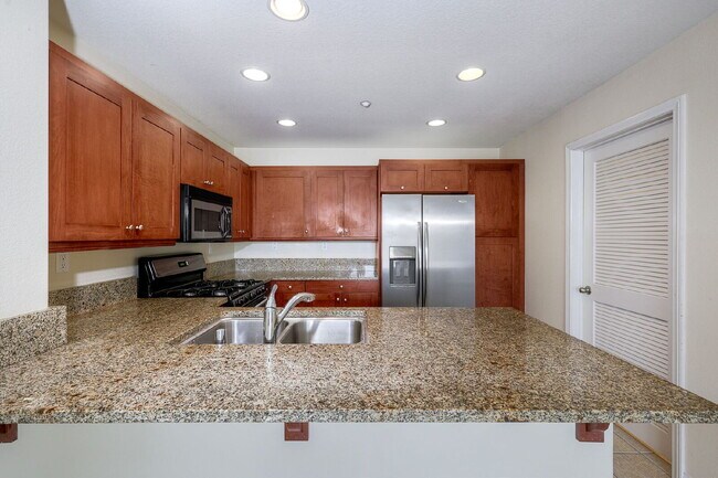 Building Photo - Spacious 2-Bed, 2.5-Bath Condo on Lighthou...