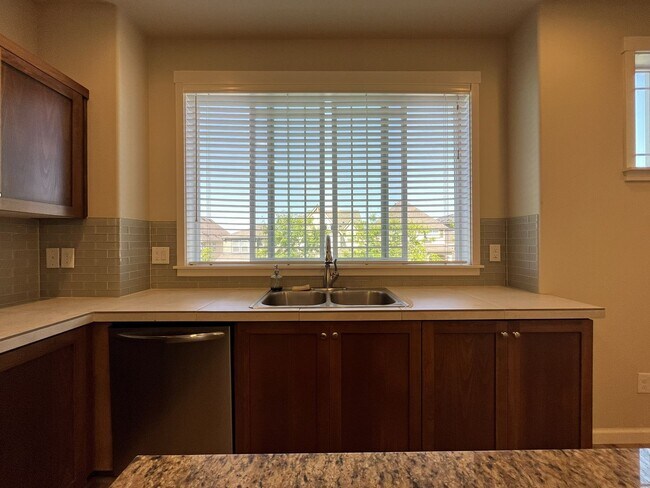 Building Photo - Modern Bull Mountain Townhome with Two Private Suites, Clubhouse, Pool, Fitness Center & Modern F...