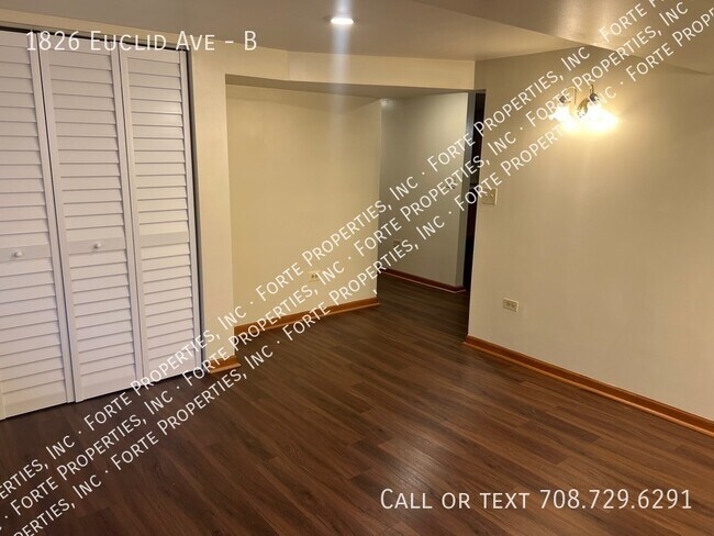 Building Photo - Spacious one bedroom apartment