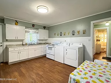 Building Photo - 213 Lindale St