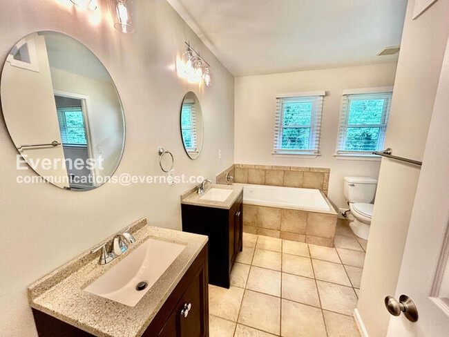 Building Photo - 210 Pinetree Cir