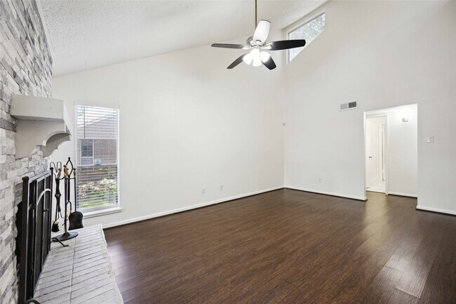 Building Photo - 13895 Hollowgreen Dr