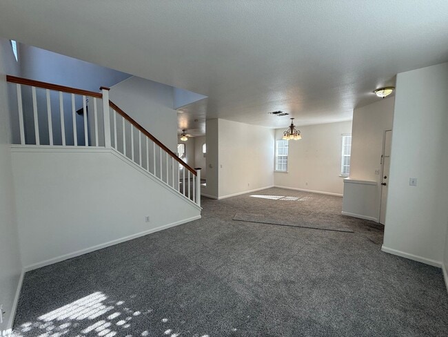 Building Photo - 4 bed 2.5 bath 2 story home available now!