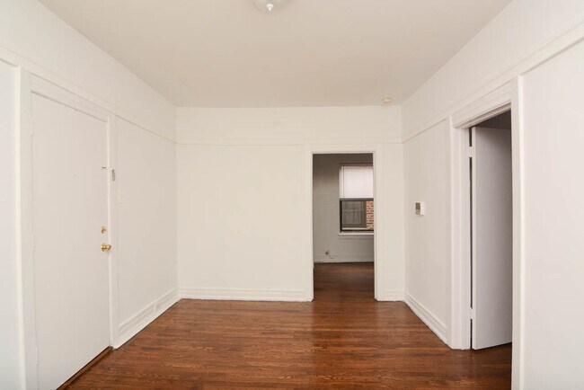 Building Photo - 931 W Sunnyside Ave