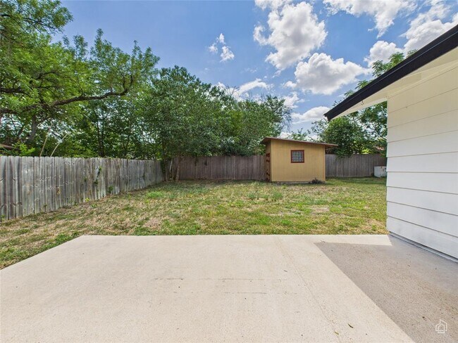 Building Photo - 5809 Glenhollow Path