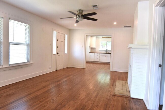 Building Photo - Darling 2 bedroom 1 bath brick cottage Tudor.