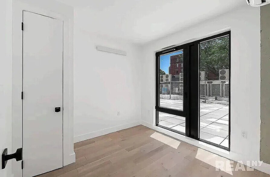 Building Photo - 60 W 125th St