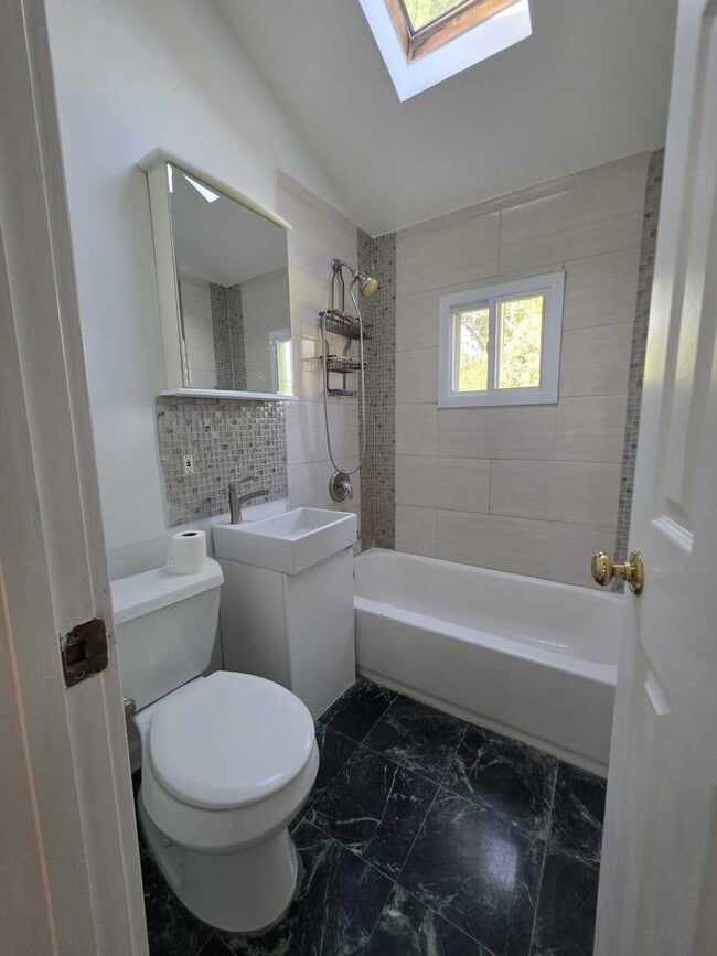 Building Photo - 20831 Maple Ct