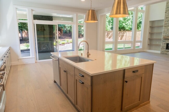 Building Photo - 5Bd/4.25Ba Kirkland House