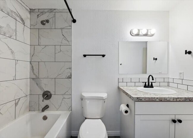 Building Photo - 1319 E Victory Rd