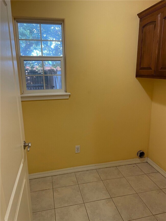 Building Photo - 143 Fox Run Cir