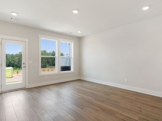 Building Photo - 4 Bedroom Townhome in Spartanburg