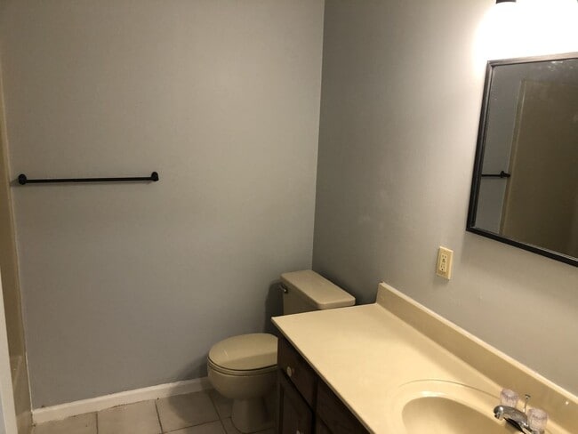 Building Photo - 726 Robindale Dr