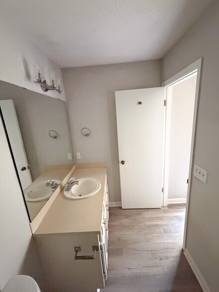 Building Photo - 6197 Trestlewood Dr