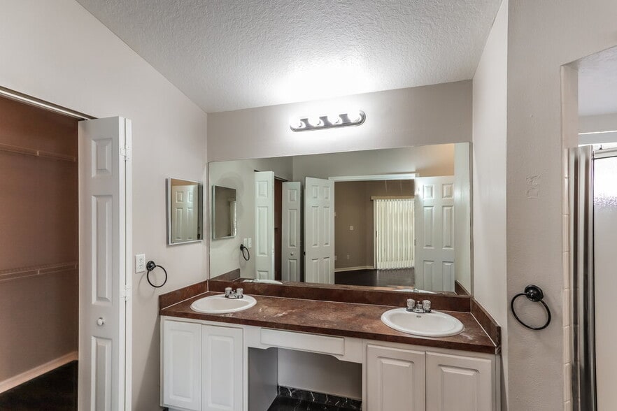 Building Photo - 1710 Wakefield Dr