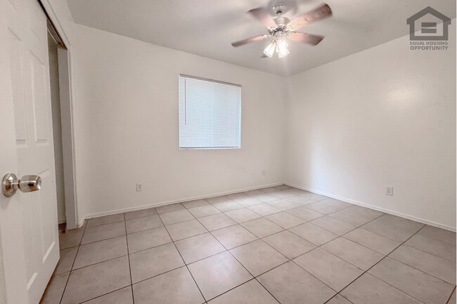Building Photo - 2 Bed/1 bath Downstairs Apartment at 40th St/Bell Rd