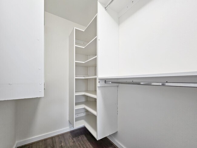 Building Photo - Modern Luxury: 4-Bed, 4.5-Bath Fully Remodeled Home