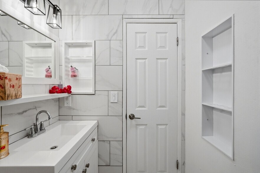 Building Photo - 13050 Dronfield Ave