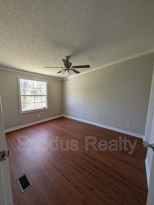 Building Photo - 10 Forest Manor Dr