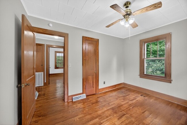 Building Photo - 2 Bedroom, 1 Bathroom House in Madison!