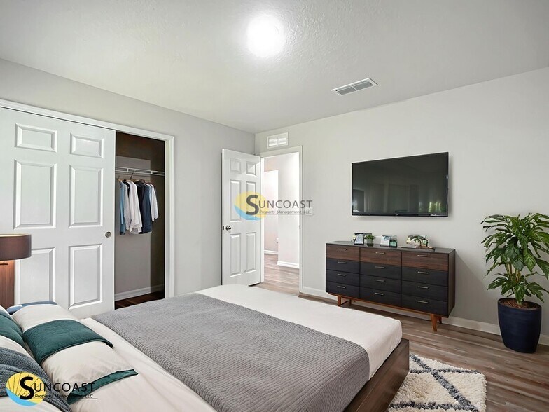 Building Photo - 10 Llobell Pl