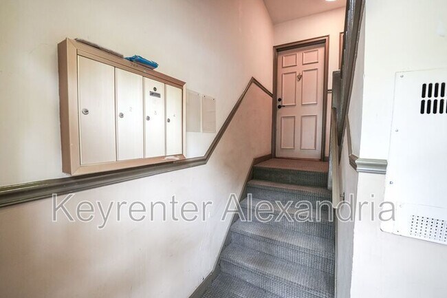 Building Photo - 206 N George Mason Dr