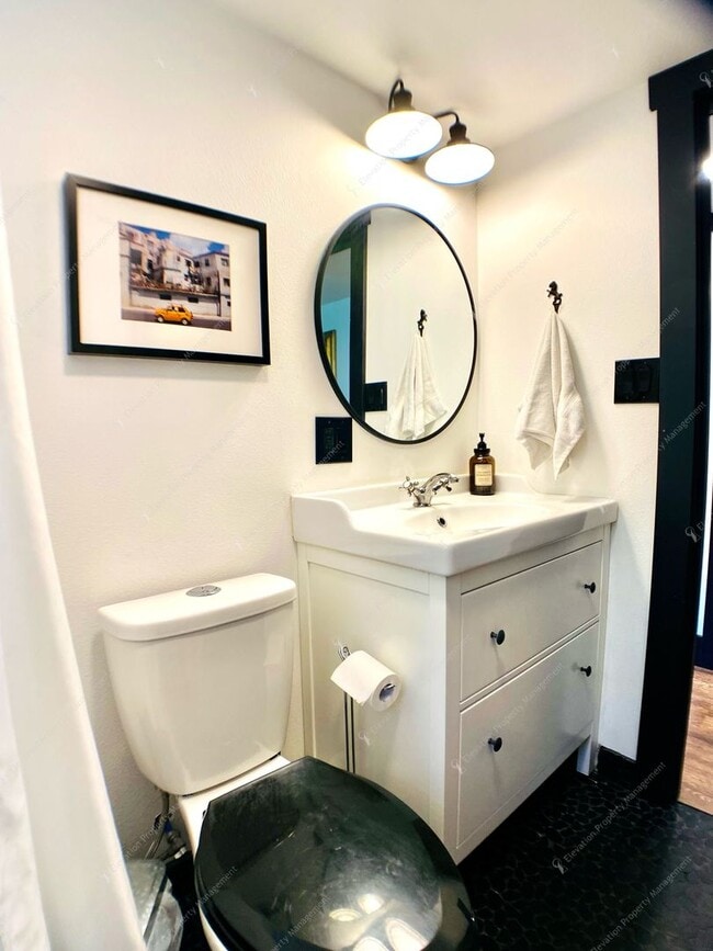 Building Photo - Unfurnished - Charming 3-Bedroom Home in D...