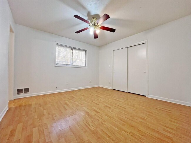 Building Photo - 2946 N Dekalb Dr