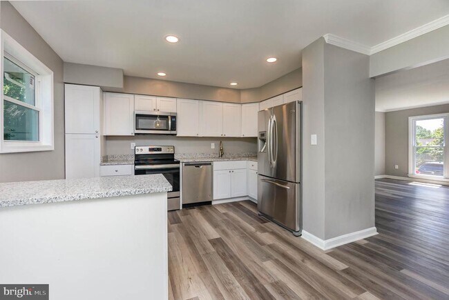 Building Photo - 324 Talbot Ct