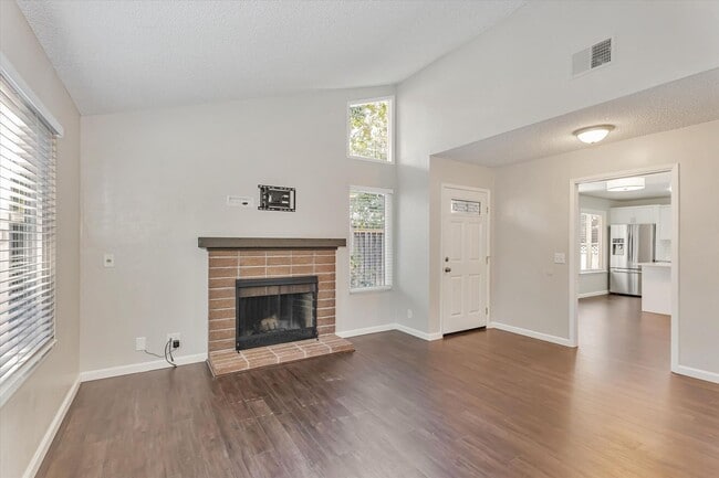 Building Photo - Updated home in Oak Grove