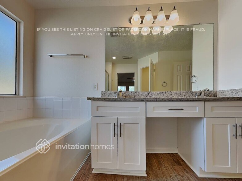 Building Photo - 28631 Hidden Lake W