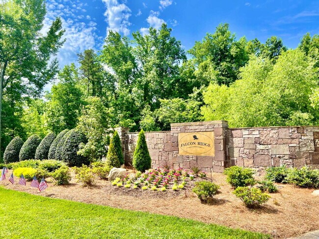 Building Photo - SPACIOUS 3 BEDROOMS!