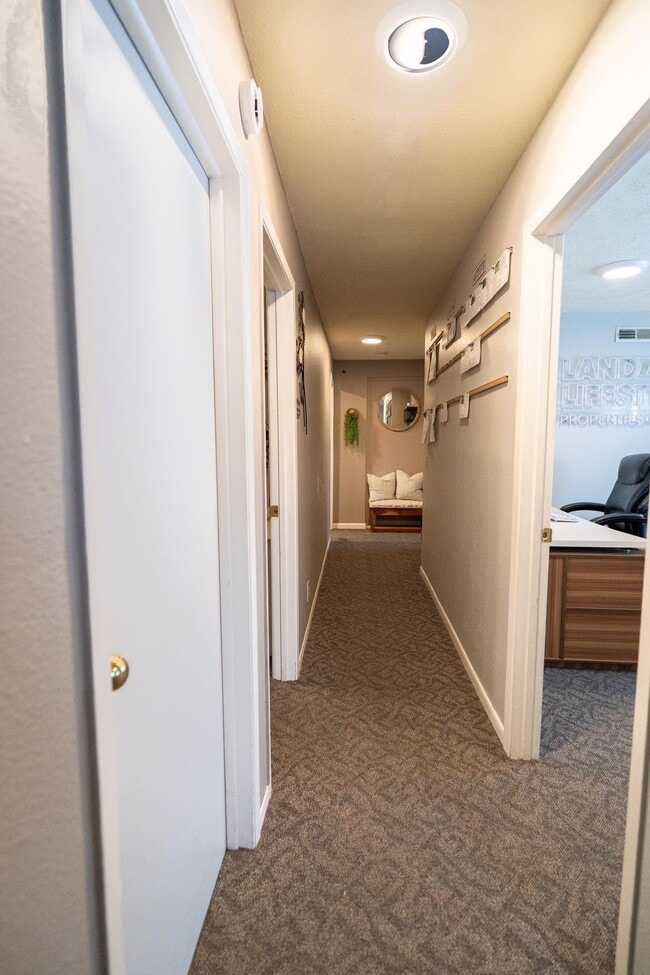 Building Photo - 4256 Fox Hills Ct