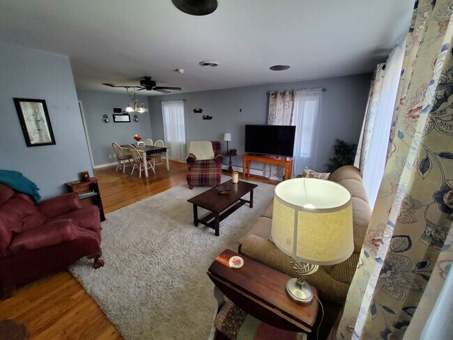 Building Photo - Immaculate 3BR home near parks and trails, eateries and quick highway access