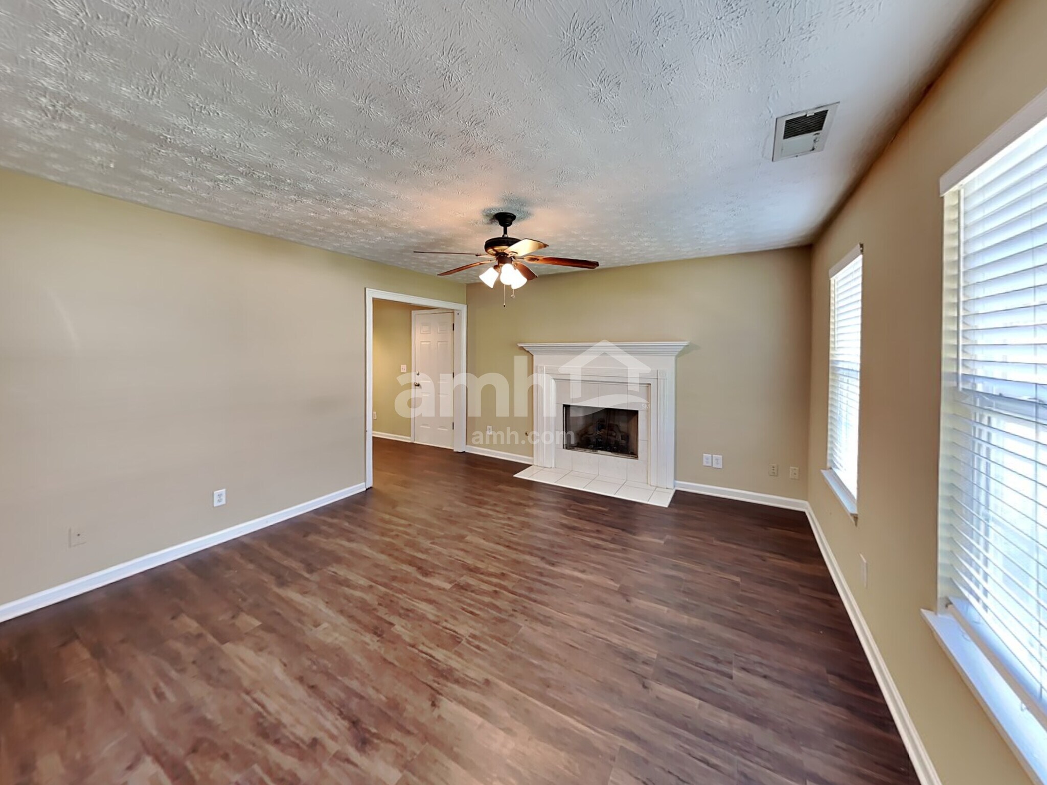 Building Photo - 685 Oxford Hall Dr SW