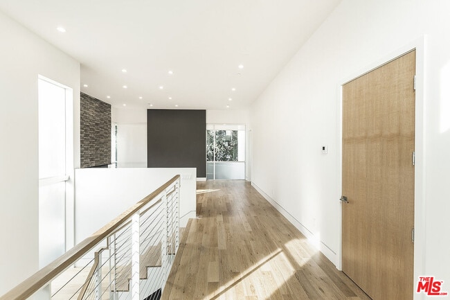 Building Photo - 16540 Moorpark St