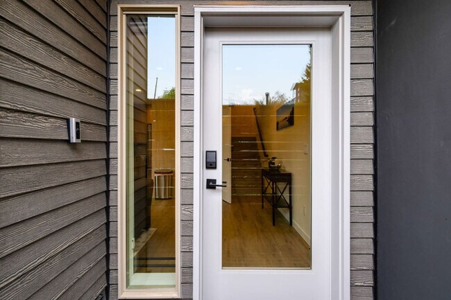 Building Photo - 823 NE 70th St