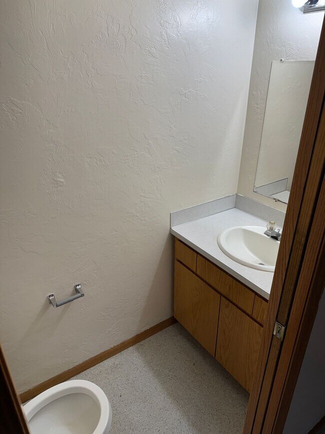 Building Photo - Updated 2 bedroom 1.5 bath duplex!