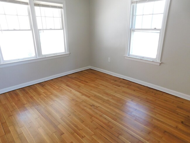 Building Photo - 1 bedroom, 1 bathroom duplex located in th...