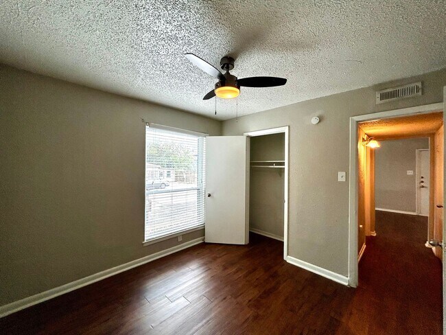 Building Photo - 2401 Manor Rd