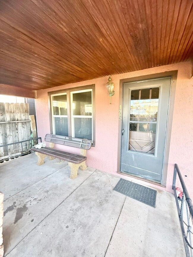 Building Photo - Move in ready home on S Park