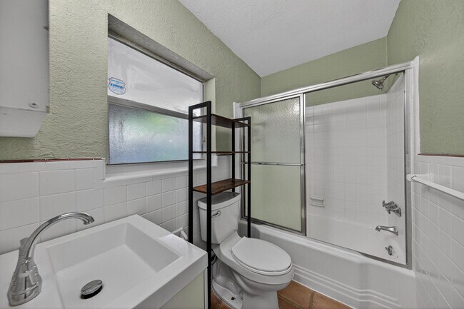 Building Photo - 2680 NE 24th St