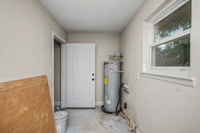 Building Photo - 2317 Lewis St