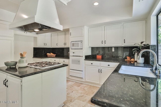 Building Photo - 270 Fox Hills Dr