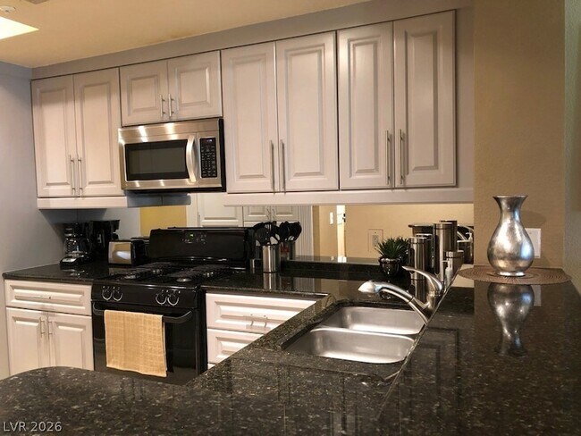 Building Photo - 220 E Flamingo Rd